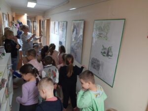 Grupa przedszkolna Muchomorki z Publicznego Przedszkola Nr 1 w Zwoleniu podczas wydarzenia edukacyjnego z okazji Tygodnia Bibliotek