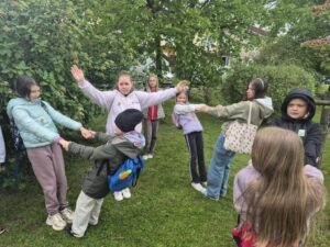 Uczniowie PSP w Kowalkowie podczas zwiedzania Muzeum Regionalnego i w trakcie gry terenowej