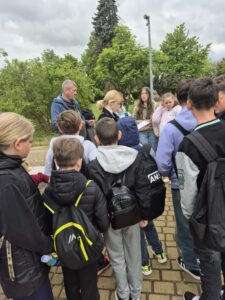 Uczniowie PSP w Kowalkowie podczas zwiedzania Muzeum Regionalnego i w trakcie gry terenowej