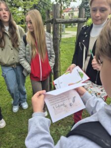 Uczniowie PSP w Kowalkowie podczas zwiedzania Muzeum Regionalnego i w trakcie gry terenowej