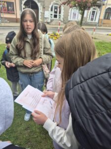 Uczniowie PSP w Kowalkowie podczas zwiedzania Muzeum Regionalnego i w trakcie gry terenowej