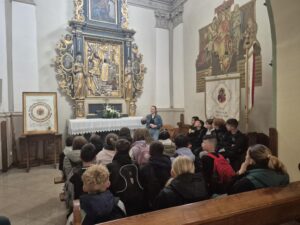 Uczniowie PSP w Kowalkowie podczas zwiedzania Muzeum Regionalnego i w trakcie gry terenowej