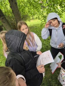 Uczniowie PSP w Kowalkowie podczas zwiedzania Muzeum Regionalnego i w trakcie gry terenowej