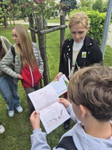 Uczniowie PSP w Kowalkowie podczas zwiedzania Muzeum Regionalnego i w trakcie gry terenowej