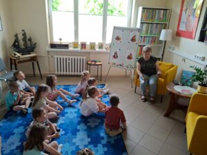 Akcja "Cała Polska Czyta Dzieciom", w której uczestniczyła Pani Justyna Ozga z ZSRT w Zwoleniu oraz przedszkolaki z oddziałów przedszkolnych PSP w Zwoleniu