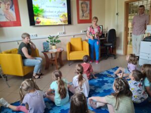 Akcja "Cała Polska Czyta Dzieciom", w której uczestniczyła Pani Justyna Ozga z ZSRT w Zwoleniu oraz przedszkolaki z oddziałów przedszkolnych PSP w Zwoleniu