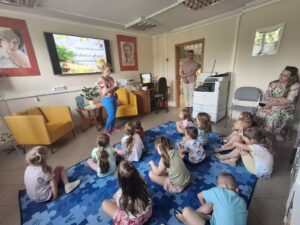 Akcja "Cała Polska Czyta Dzieciom", w której uczestniczyła Pani Justyna Ozga z ZSRT w Zwoleniu oraz przedszkolaki z oddziałów przedszkolnych PSP w Zwoleniu