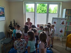 Akcja "Cała Polska Czyta Dzieciom", w której uczestniczyła Pani Justyna Ozga z ZSRT w Zwoleniu oraz przedszkolaki z oddziałów przedszkolnych PSP w Zwoleniu