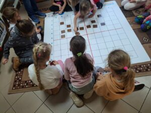 1 Klasa 1d z Publicznej Szkoły Podstawowej im. Władysława Jagiełły z Zwoleniu w świecie Kotki Milusi i kodowania