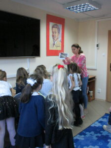 Biblioteczna przygoda z Kicią Kocią klas 1a i 1b z Publicznej Szkoły Podstawowej im. Władysława Jagiełły w Zwoleniu