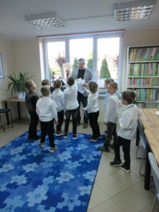 Biblioteczna przygoda z Kicią Kocią klas 1a i 1b z Publicznej Szkoły Podstawowej im. Władysława Jagiełły w Zwoleniu