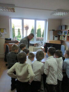 Biblioteczna przygoda z Kicią Kocią klas 1a i 1b z Publicznej Szkoły Podstawowej im. Władysława Jagiełły w Zwoleniu