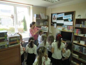 Biblioteczna przygoda z Kicią Kocią klas 1a i 1b z Publicznej Szkoły Podstawowej im. Władysława Jagiełły w Zwoleniu