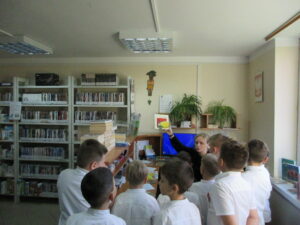 Biblioteczna przygoda z Kicią Kocią klas 1a i 1b z Publicznej Szkoły Podstawowej im. Władysława Jagiełły w Zwoleniu