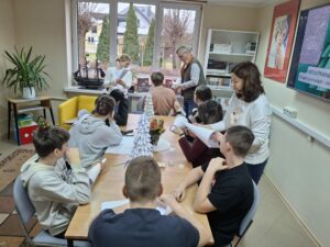 Młodzież Zespołu Szkół Rolniczo-Technicznych im. Bohaterów Walki z Faszyzmem podczas warsztatów : Drugie życie książki – stwórz świąteczną choinkę!