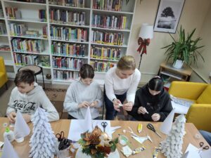 Młodzież Zespołu Szkół Rolniczo-Technicznych im. Bohaterów Walki z Faszyzmem podczas warsztatów : Drugie życie książki – stwórz świąteczną choinkę!