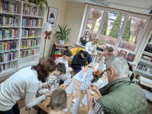 Młodzież Zespołu Szkół Rolniczo-Technicznych im. Bohaterów Walki z Faszyzmem podczas warsztatów : Drugie życie książki – stwórz świąteczną choinkę!