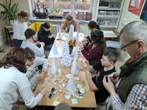 Młodzież Zespołu Szkół Rolniczo-Technicznych im. Bohaterów Walki z Faszyzmem podczas warsztatów : Drugie życie książki – stwórz świąteczną choinkę!