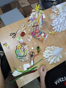 Młodzież Zespołu Szkół Rolniczo-Technicznych im. Bohaterów Walki z Faszyzmem podczas warsztatów : Drugie życie książki – stwórz świąteczną choinkę!