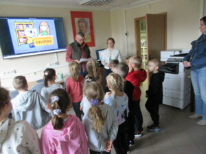 Uczniowie klasy 0 e z oddziałów przedszkolnych z Publicznej Szkoły Podstawowej im. Władysława Jagiełły w Zwoleniu podczas gry bibliotecznej