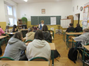 Uczniowie klasy 3 c z Liceum Ogólnokształcącego im. Jana Kochanowskiego w Zwoleniu podczas zajęć o przemocy rówieśniczej