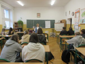 Uczniowie klasy 3 c z Liceum Ogólnokształcącego im. Jana Kochanowskiego w Zwoleniu podczas zajęć o przemocy rówieśniczej