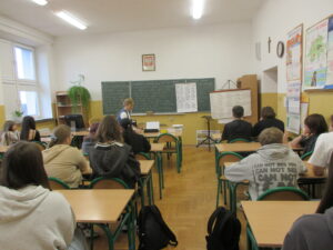 Uczniowie klasy 3 c z Liceum Ogólnokształcącego im. Jana Kochanowskiego w Zwoleniu podczas zajęć o przemocy rówieśniczej