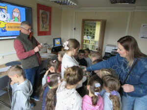 Uczniowie klasy 0 e z oddziałów przedszkolnych z Publicznej Szkoły Podstawowej im. Władysława Jagiełły w Zwoleniu podczas gry bibliotecznej