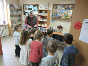 Uczniowie klasy 0 e z oddziałów przedszkolnych z Publicznej Szkoły Podstawowej im. Władysława Jagiełły w Zwoleniu podczas gry bibliotecznej