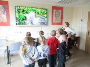 Uczniowie klasy 0 e z oddziałów przedszkolnych z Publicznej Szkoły Podstawowej im. Władysława Jagiełły w Zwoleniu podczas gry bibliotecznej