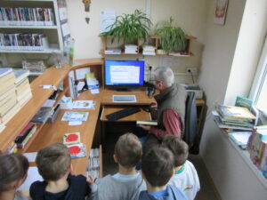 Uczniowie klasy 0 e z oddziałów przedszkolnych z Publicznej Szkoły Podstawowej im. Władysława Jagiełły w Zwoleniu podczas gry bibliotecznej