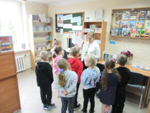 Uczniowie klasy 0 e z oddziałów przedszkolnych z Publicznej Szkoły Podstawowej im. Władysława Jagiełły w Zwoleniu podczas gry bibliotecznej