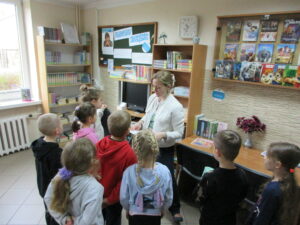 Uczniowie klasy 0 e z oddziałów przedszkolnych z Publicznej Szkoły Podstawowej im. Władysława Jagiełły w Zwoleniu podczas gry bibliotecznej