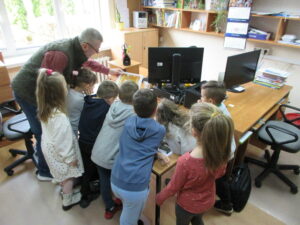 Uczniowie klasy 0 e z oddziałów przedszkolnych z Publicznej Szkoły Podstawowej im. Władysława Jagiełły w Zwoleniu podczas gry bibliotecznej