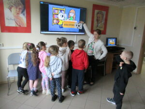 Uczniowie klasy 0 e z oddziałów przedszkolnych z Publicznej Szkoły Podstawowej im. Władysława Jagiełły w Zwoleniu podczas gry bibliotecznej