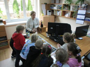 Uczniowie klasy 0 e z oddziałów przedszkolnych z Publicznej Szkoły Podstawowej im. Władysława Jagiełły w Zwoleniu podczas gry bibliotecznej