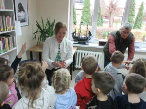 Uczniowie klasy 0 e z oddziałów przedszkolnych z Publicznej Szkoły Podstawowej im. Władysława Jagiełły w Zwoleniu podczas gry bibliotecznej