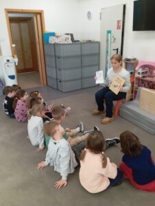 Czy Internet może zastąpić zabawę? Zajęcia edukacyjne w grupie Motyli z Niepublicznego Przedszkola SŁONECZKO w Zwoleniu