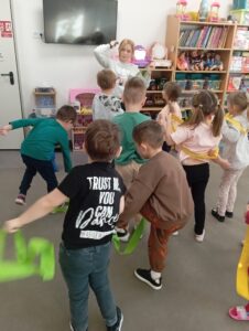 Czy Internet może zastąpić zabawę? Zajęcia edukacyjne w grupie Motyli z Niepublicznego Przedszkola SŁONECZKO w Zwoleniu