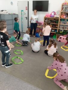 Czy Internet może zastąpić zabawę? Zajęcia edukacyjne w grupie Motyli z Niepublicznego Przedszkola SŁONECZKO w Zwoleniu