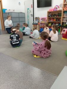 Czy Internet może zastąpić zabawę? Zajęcia edukacyjne w grupie Motyli z Niepublicznego Przedszkola SŁONECZKO w Zwoleniu