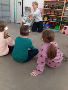 Czy Internet może zastąpić zabawę? Zajęcia edukacyjne w grupie Motyli z Niepublicznego Przedszkola SŁONECZKO w Zwoleniu