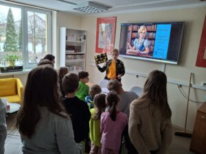FERIE W BIBLIOTECE - gra biblioteczna “Przygody w Baśniowym Świecie”, w której uczestniczyły dzieci ze Świetlicy Profilaktyczno-Wychowawczej w Zwoleniu