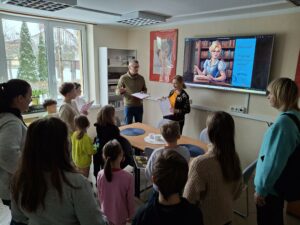 FERIE W BIBLIOTECE - gra biblioteczna “Przygody w Baśniowym Świecie”, w której uczestniczyły dzieci ze Świetlicy Profilaktyczno-Wychowawczej w Zwoleniu