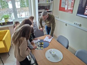 FERIE W BIBLIOTECE - gra biblioteczna “Przygody w Baśniowym Świecie”, w której uczestniczyły dzieci ze Świetlicy Profilaktyczno-Wychowawczej w Zwoleniu
