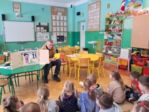 Zajęcia edukacyjne "Dbam o bezpieczeństwo swoje i innych" przeprowadzone przez nauczyciela bibliotekarza dla uczniów z Publicznej Szkoły Podstawowej im. Władysława Jagiełły w Zwoleniu
