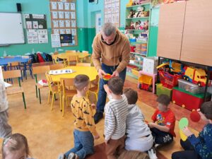 Zajęcia edukacyjne "Dbam o bezpieczeństwo swoje i innych" przeprowadzone przez nauczyciela bibliotekarza dla uczniów z Publicznej Szkoły Podstawowej im. Władysława Jagiełły w Zwoleniu