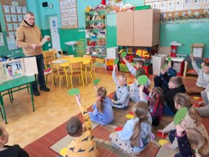 Zajęcia edukacyjne "Dbam o bezpieczeństwo swoje i innych" przeprowadzone przez nauczyciela bibliotekarza dla uczniów z Publicznej Szkoły Podstawowej im. Władysława Jagiełły w Zwoleniu