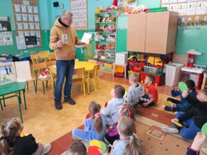 Zajęcia edukacyjne "Dbam o bezpieczeństwo swoje i innych" przeprowadzone przez nauczyciela bibliotekarza dla uczniów z Publicznej Szkoły Podstawowej im. Władysława Jagiełły w Zwoleniu