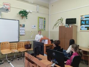 Obchody Dnia Bezpiecznego Internetu pod hasłem „Dbam o siebie – przestrzegam zasad higieny cyfrowej” w Bibliotece Pedagogicznej w Radomiu Filia w Zwoleniu